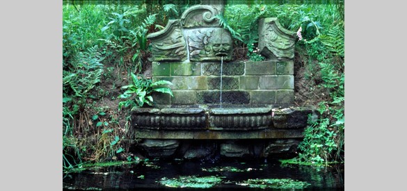 Een fontein waarvan de onderdelen opgegraven zijn in 1861 en 1961. Hij is hersteld in de buitengracht.