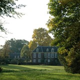 Huis de Wiersse gezien vanaf de beek in de zomer (Foto: Hans Hendriksen)
