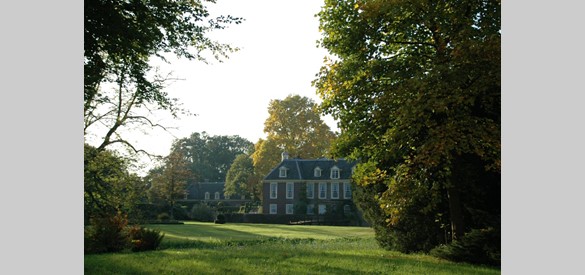 Huis de Wiersse gezien vanaf de beek in de zomer (Foto: Hans Hendriksen)