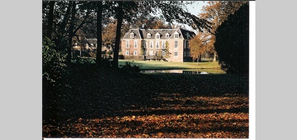 Huis de Wiersse gezien vanaf de beek in het najaar (Foto: M. van Arkel)