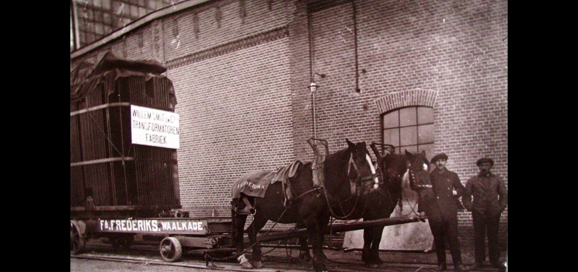 Het vervoer van een transformator per paard door de firma FA Frederiks uit 1914/1915 (Bron: Stichting Willem Smit Historie)