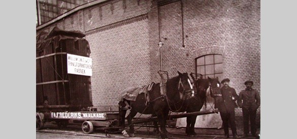 Het vervoer van een transformator per paard door de firma FA Frederiks uit 1914/1915 (Bron: Stichting Willem Smit Historie)