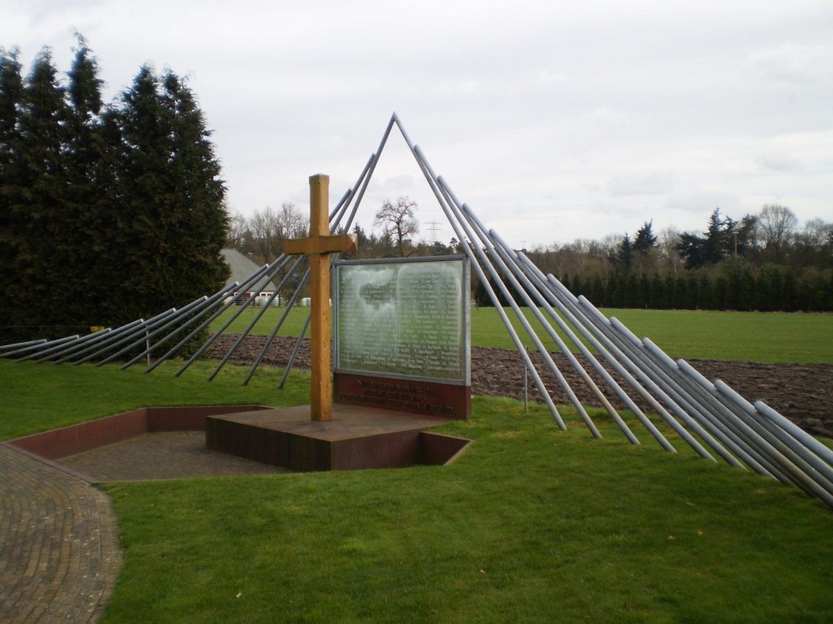 Monument Woeste Hoeve ter nagedachtenis van de 117 slachtoffers. Ontworpen in 1992 door Tirza Verrips.