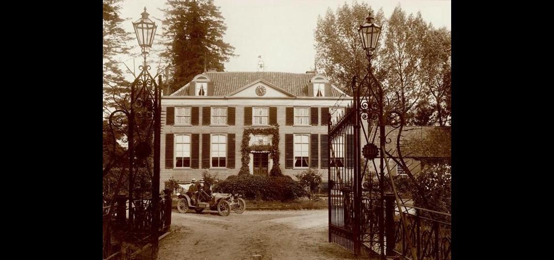 Het landgoed in 1910, met auto (Alle rechten van deze foto zijn voorbehouden aan landgoed Zelle)