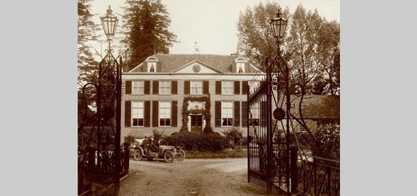 Het landgoed in 1910, met auto (Alle rechten van deze foto zijn voorbehouden aan landgoed Zelle)