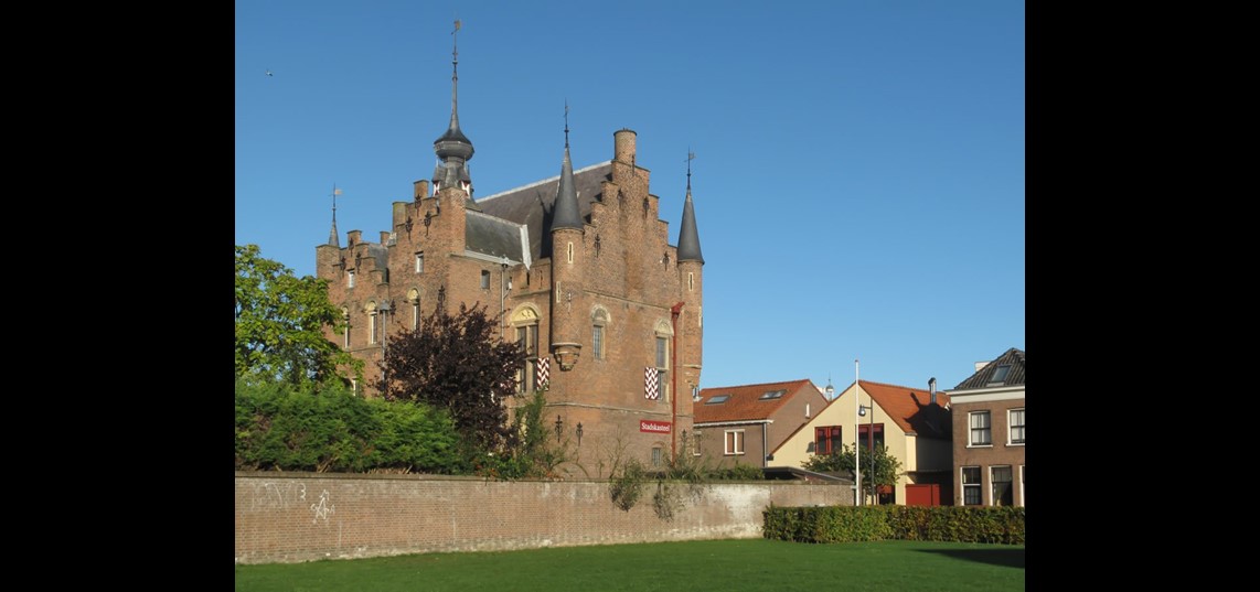 Het Maarten van Rossumhuis in Zaltbommel (Bron: Wikimedia, Michielverbeek)