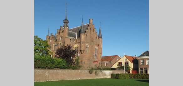 Het Maarten van Rossumhuis in Zaltbommel (Bron: Wikimedia, Michielverbeek)