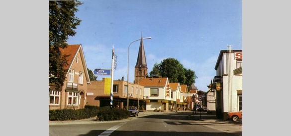 Hoofdstraat in Epe in 1977 (Bron: Prentenbriefkaarten-verzamelaar)