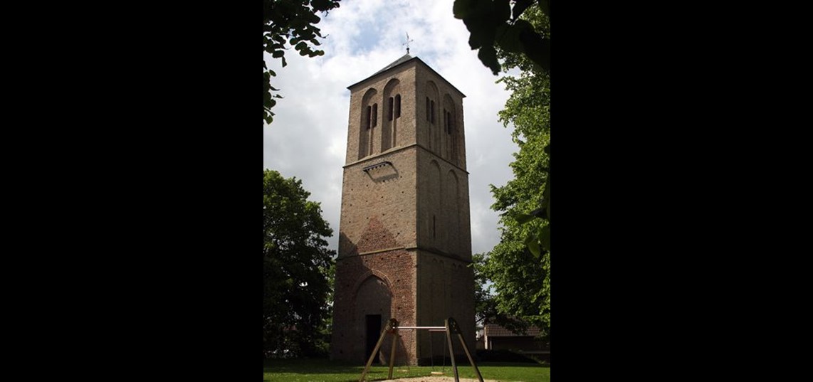 De middeleeuwse toren van Puiflijk. Fotografie Hans Barten