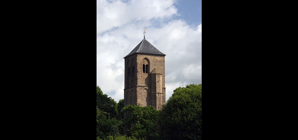 De oude toren met trappenhuis. Fotografie Hans Barten